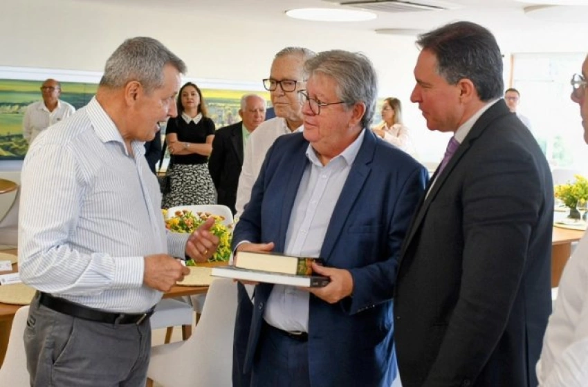 Imagem Governador João Azevêdo e general do Exército