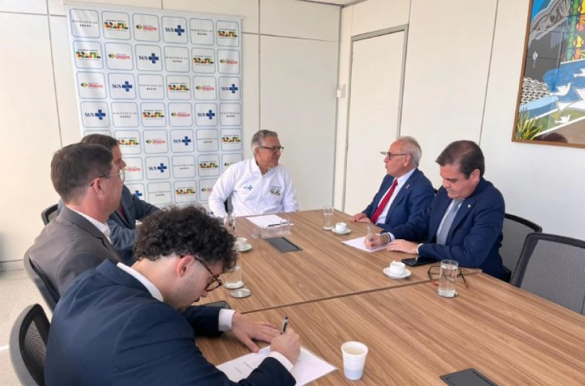 Imagem Cícero Lucena em reunião com o ministro da Saúde, Padilha