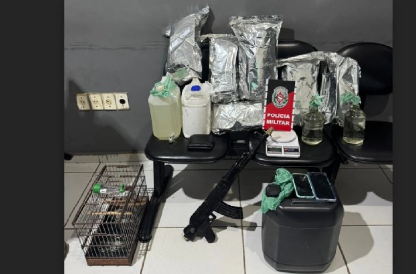 Imagem Apreensão de simulacro de fuzil e drogas