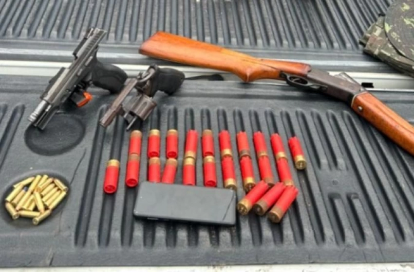 Imagem Armas e munições apreendidas pela polícia militar em Santa Rita 