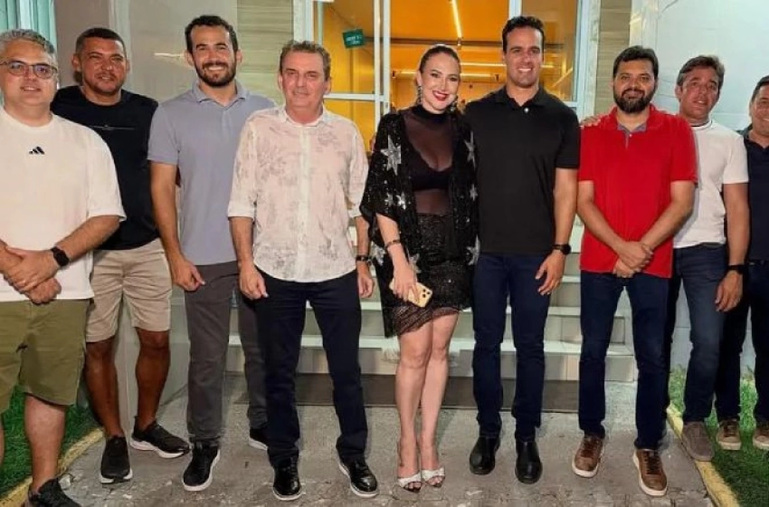 Imagem Chico Mendes ao lado de prefeitos e do vice-governador, Lucas Ribeiro