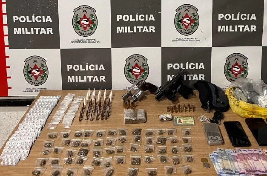Imagem Armas e drogas apreendidas em ação da polícia militar em João Pessoa 