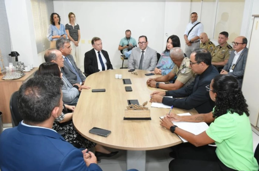 Imagem Reunião sobre solução para transferência de presos
