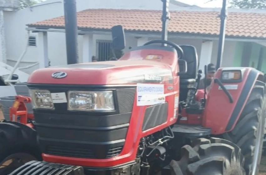 Imagem Gervásio Maia entrega trator com implementos e reforça agricultura de Taperoá