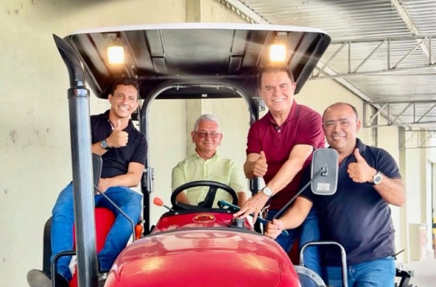 Imagem Entrega de trator para o município de Gurinhém