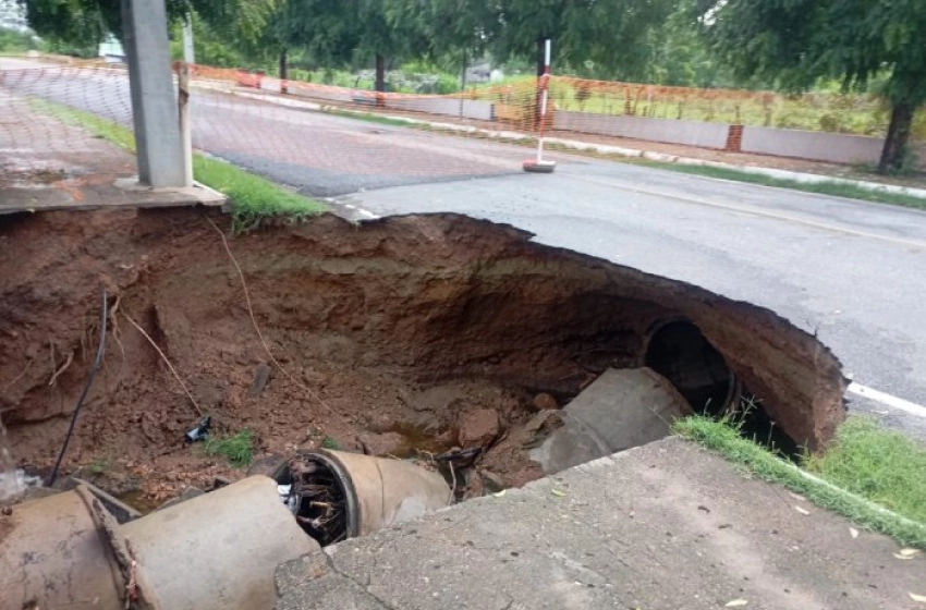 Imagem Cratera na PB-359, em Aparecida
