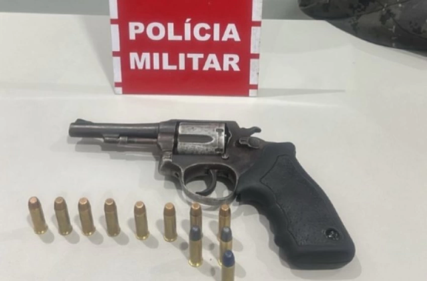 Imagem Arma e munições apreendidas pela PM