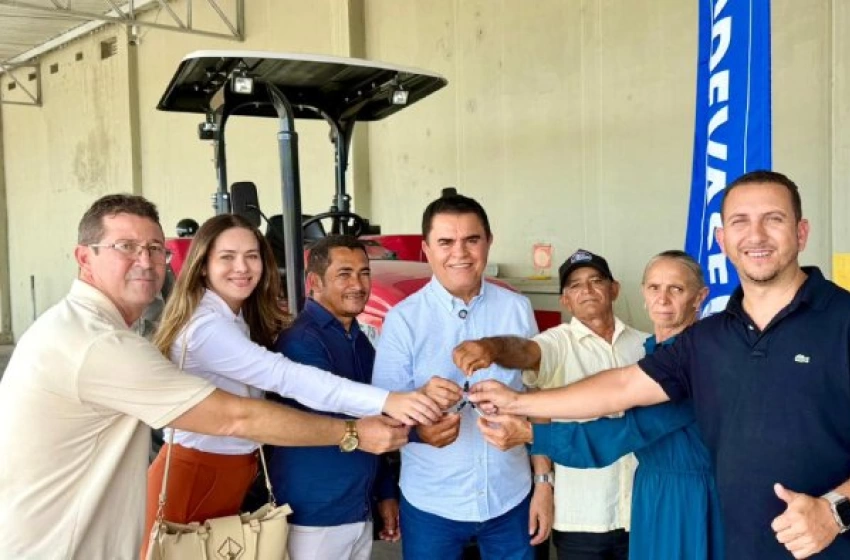 Imagem Entrega de trator para fortalecer a agricultura em São José de Caiana