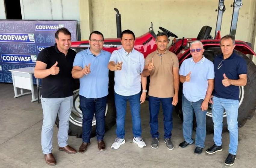 Imagem Entrega de trator equipado com implementos agrícolas para Itapororoca