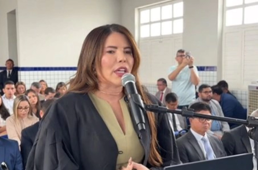 Imagem Amanda Silveira representa Legislativo em sessão histórica do TJPB realizada em Sousa