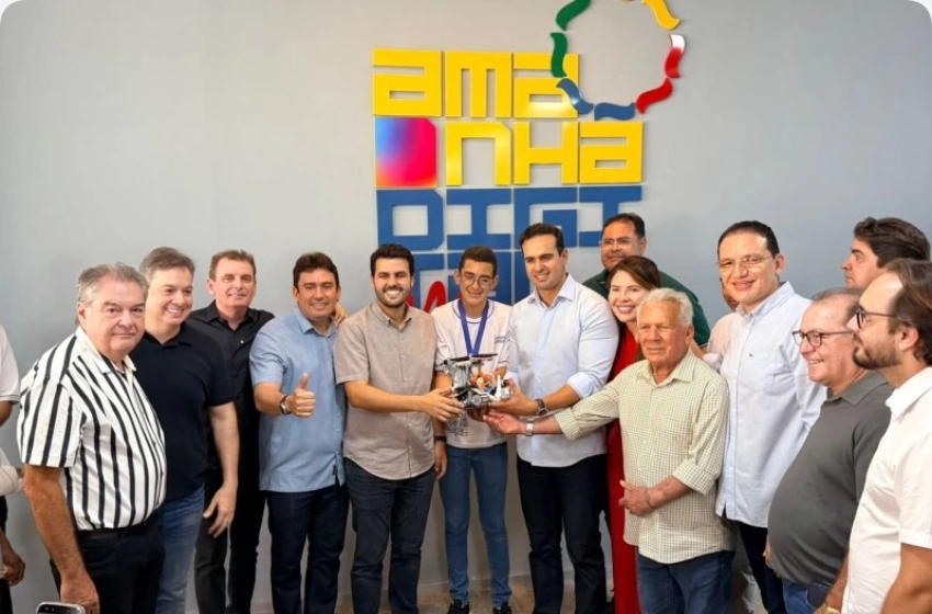 Imagem Vice-governador, Lucas Ribeiro ao lado de lideranças em Sousa