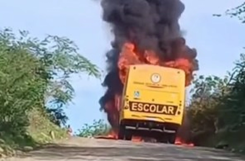 Imagem Ônibus escolar pega fogo durante transporte de estudantes no interior da Paraíba