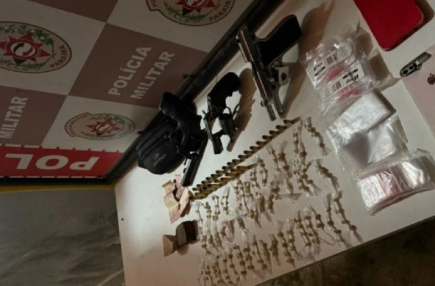 Imagem Armas, munições e drogas apreendidas pela PM