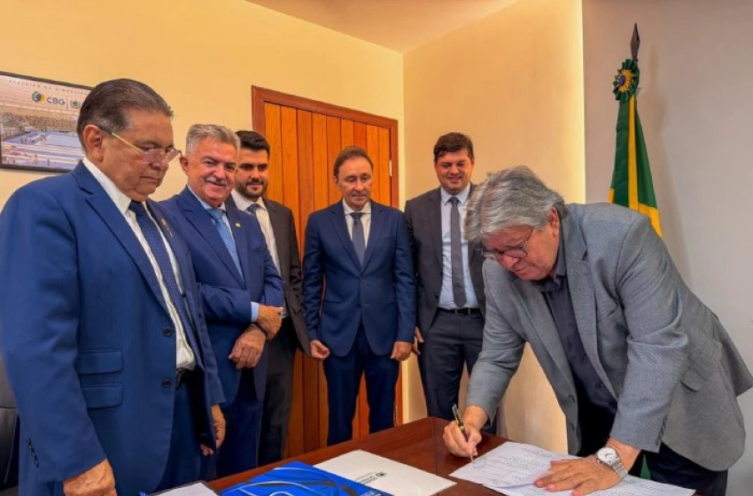 Imagem Entrega de documento com a indicação dos nomes aprovados pela ALPB