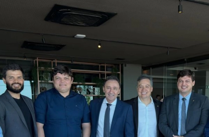 Imagem Júnior Araújo recebe apoio do prefeito Samuel Carnaúba em Curral Velho