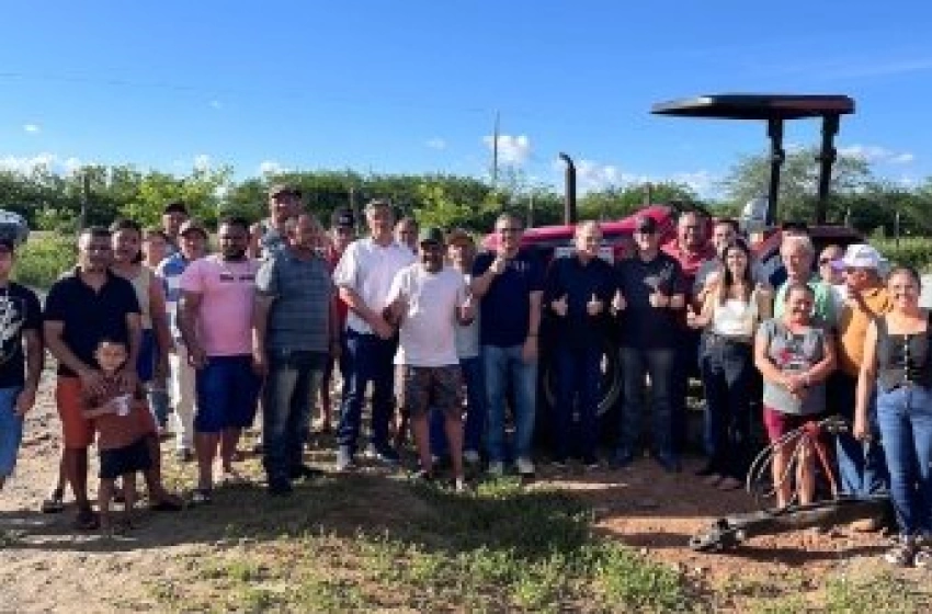 Imagem Gervásio Maia entrega trator e implementos agrícolas a agricultores de Taperoá