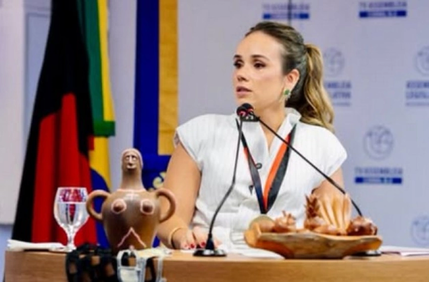 Imagem Entrega da Medalha Epitácio Pessoa à segunda-dama do Estado, Camila Mariz