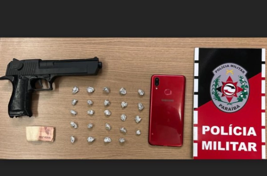 Imagem Drogas, simulacro de arma e dinheiro apreendidos em Sousa