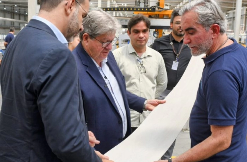 Imagem João Azevêdo na inauguração de fábrica de pisos e painéis vinílicos