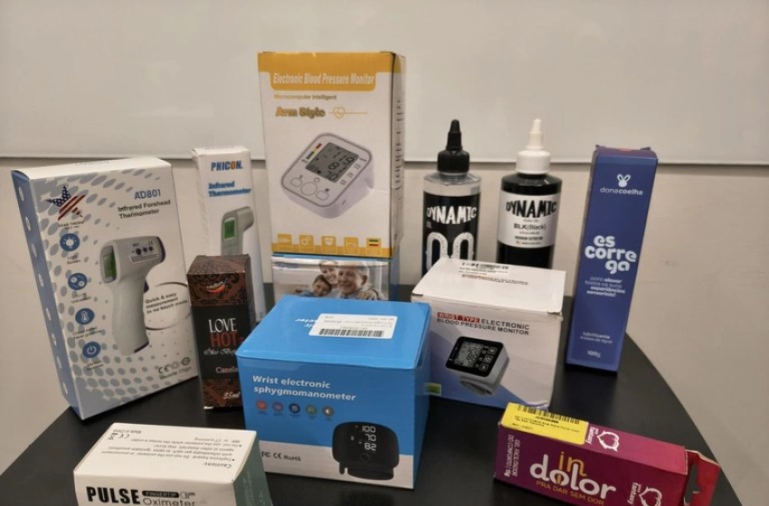 Imagem Amostra de itens inspecionados no galpão da empresa: dispositivos médicos, cosméticos e alimentos