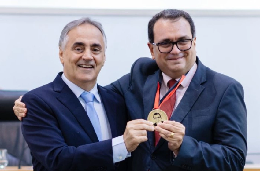 Imagem Entrega da Medalha de Mérito Jurídico Tarcísio de Miranda Burity ao advogado e gestor público Adelmar Azevedo Régis