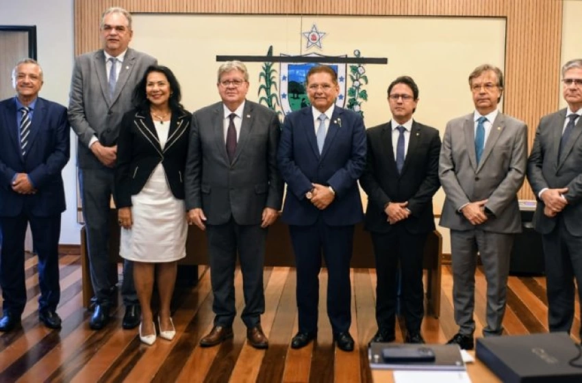 Imagem João Azevêdo em reunião interpoderes na condição de chefe do Executivo estadual