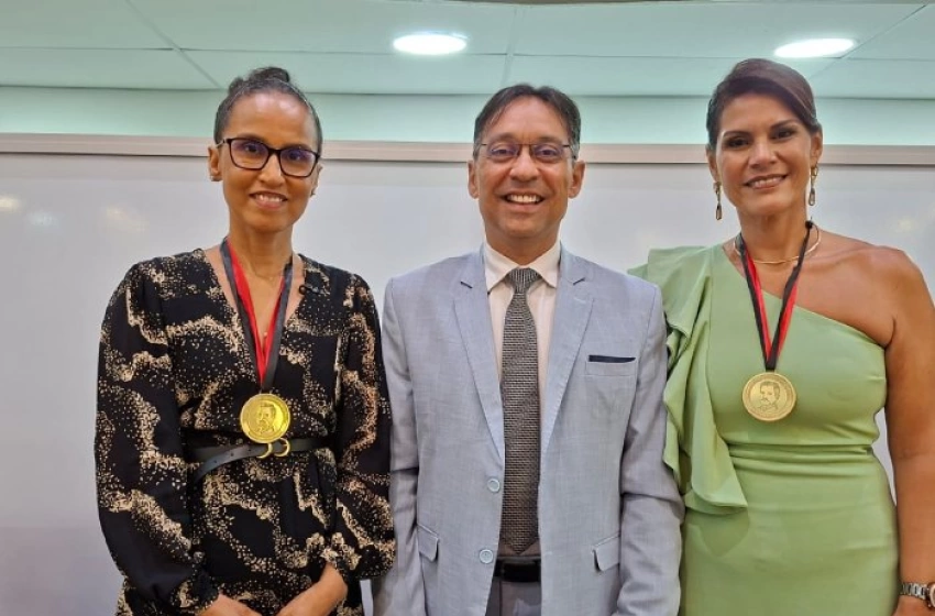 Imagem Medalha às juízas de Direito Rosimeire Ventura Leite e Flávia de Sousa Batista