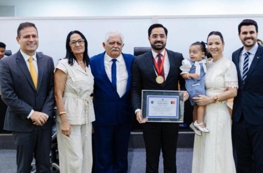 Imagem Medalha Epitácio Pessoa ao delegado Huacy Ragner