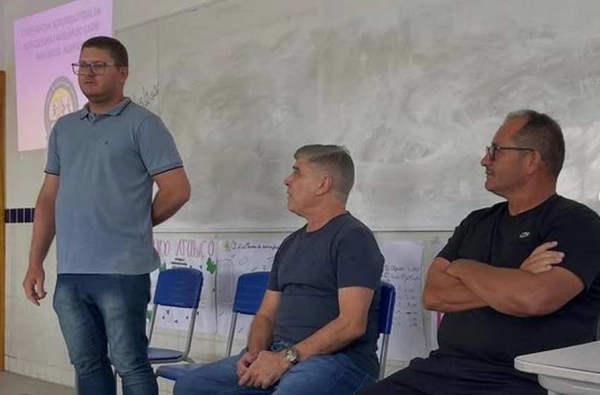 Imagem Deputado Wellington Roberto ao lado de lideranças em Serra Branca