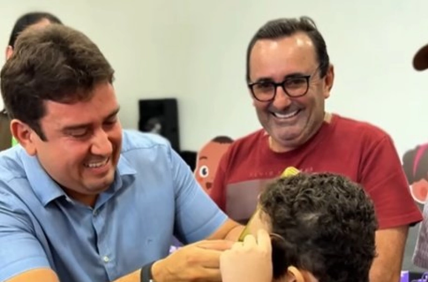 Imagem Helder Carvalho entrega óculos a estudantes pelo programa Mais Visão Educação