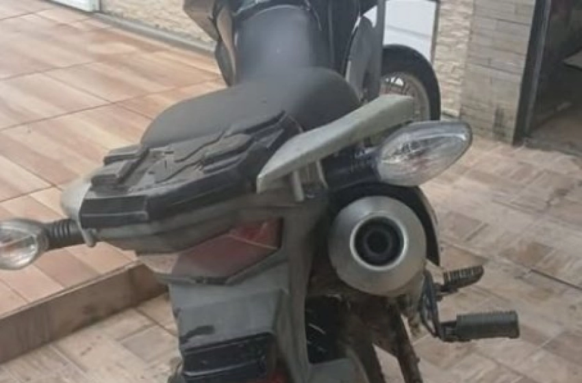 Imagem Moto roubada recuperada pela polícia militar em São José de Piranhas 