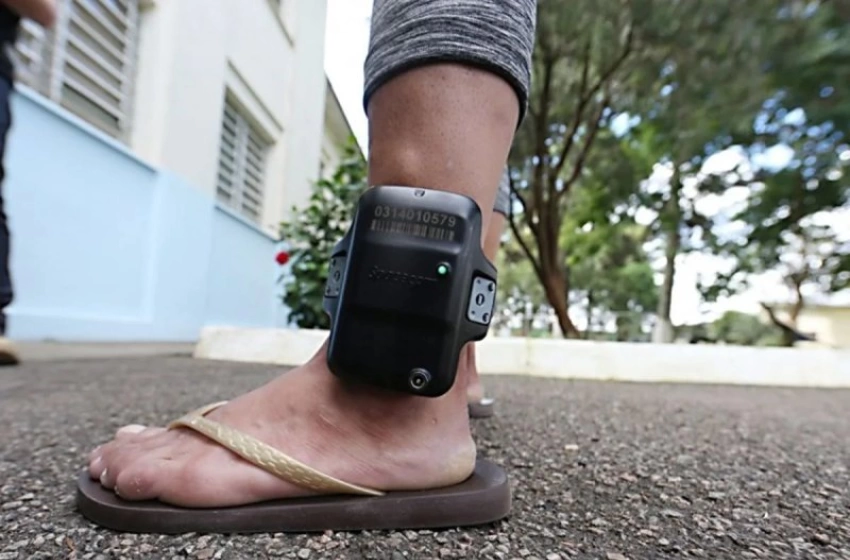 Imagem Imagem Ilustrativa de um homem com tornozeleira eletrônica
