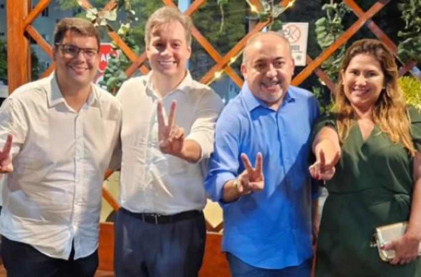 Imagem Júnior Araújo recebendo apoio de Alysson Lira e Lamarck Barros