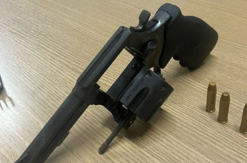 Imagem Arma de fogo apreendida em poder de adolescente no Centro da Capital 