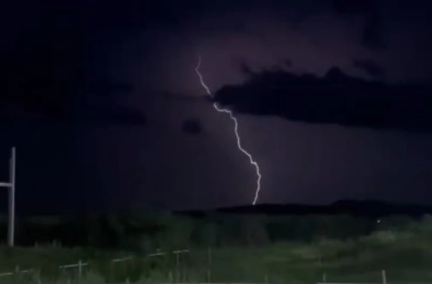 Imagem Raio ilumina o céu de Sousa, no Sertão paraibano, durante forte instabilidade climática