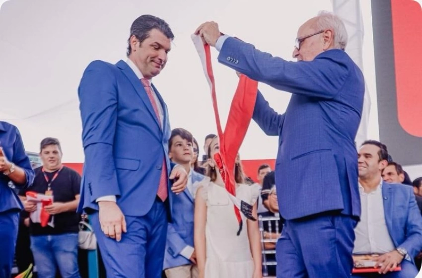 Imagem Leo Bezerra recebe faixa de Prefeito de Cicero Lucena