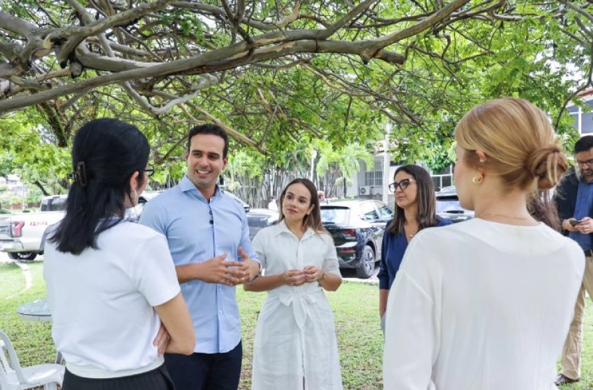 Imagem Lucas, auxiliares do Governo e representantes da causa do autismo