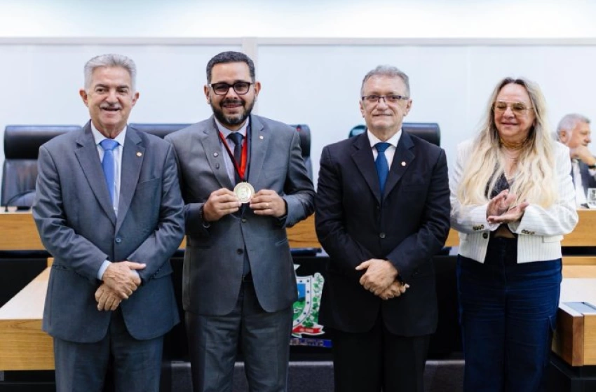 Imagem Medalha Epitácio Pessoa ao presidente da Cagepa, Marcus Vinícius