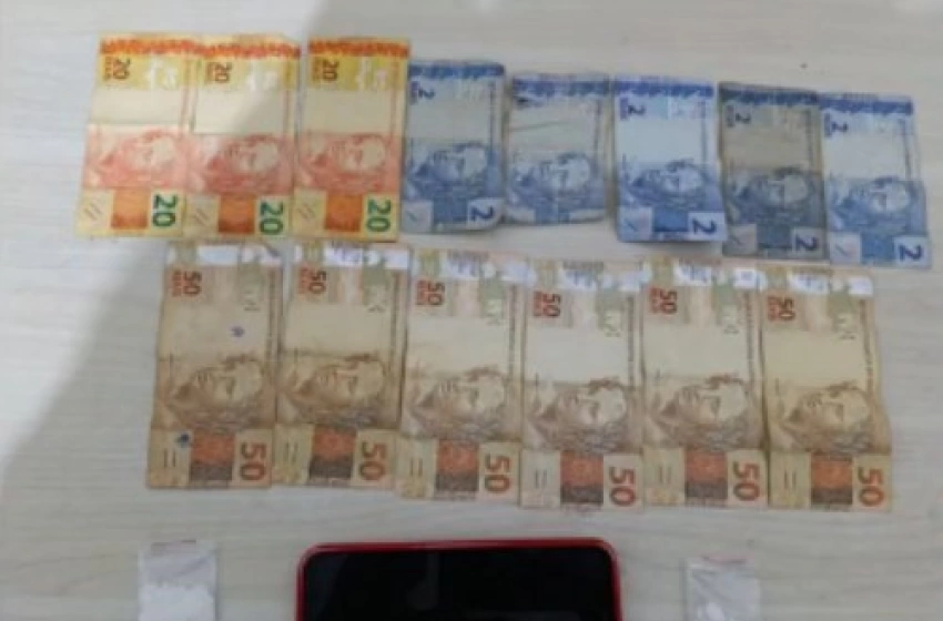 Imagem Dinheiro, cocaína e celular apreendidos em ação da PM