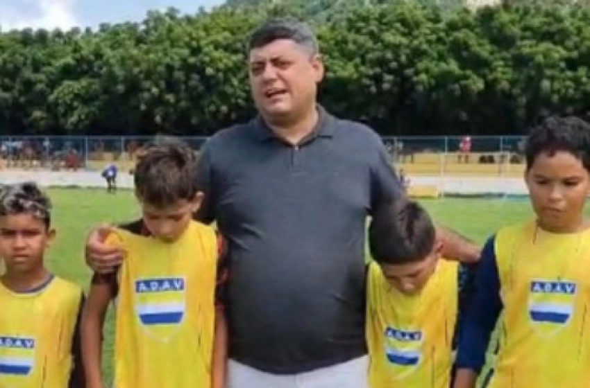 Imagem Prefeito de Vieirópolis, Thially Aristóteles ao lado de atletas