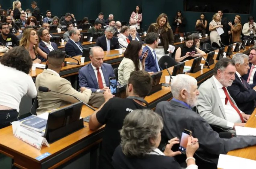 Imagem Votação da PEC do fim da 6x1 na CCJ da Câmara