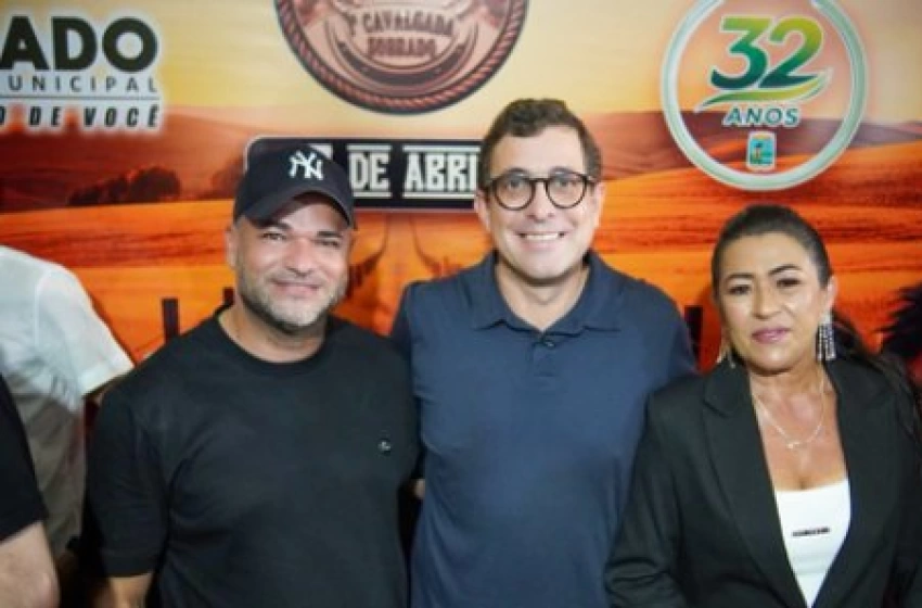 Imagem Gervásio acompanhado pelo prefeito Leo e da primeira-dama Iranilda