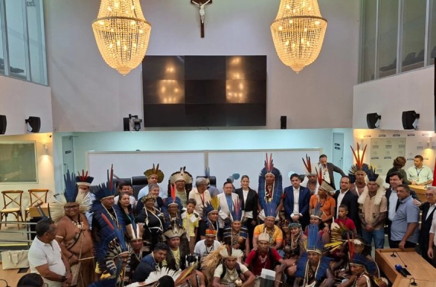 Imagem Medalha ao vereador Cacique Sandro e a João Peixoto de Melo