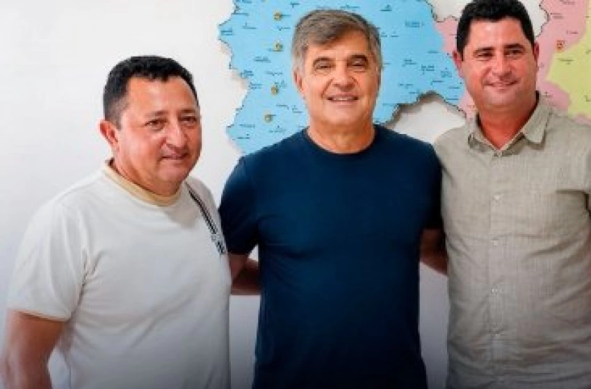 Imagem Wellington Roberto ao dos vereadores Judivan, do município de São José de Caiana, e Murilo, de Santa Inês