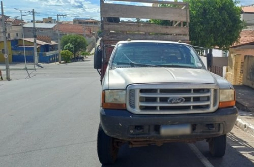 Imagem Ford F4000, apreendido em ação da PRF