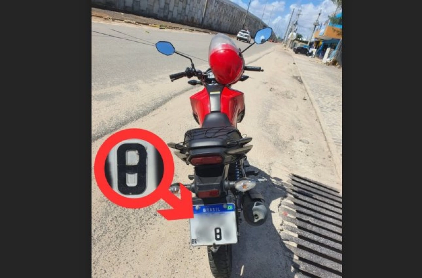 Imagem Placa adulterada por adesivo