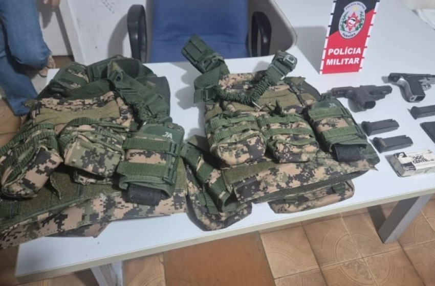 Imagem Polícia Militar apreende pistolas e coletes durante ação contra grupo armado na cidade de Patos