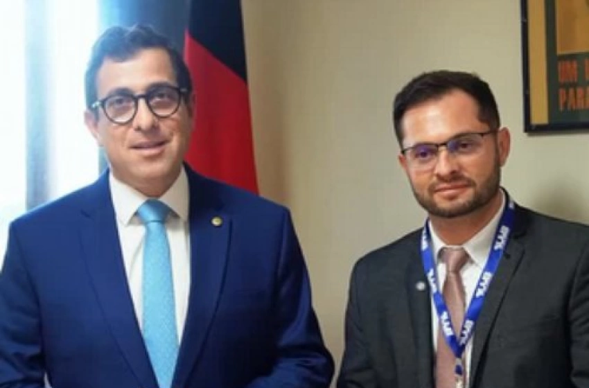 Imagem Gervásio Maia e representante da gestão de Nova Floresta