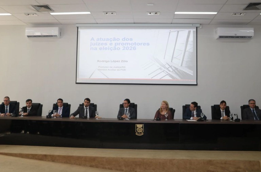 Imagem A imagem registra uma mesa composta por nove autoridades, sendo oito homens e uma mulher