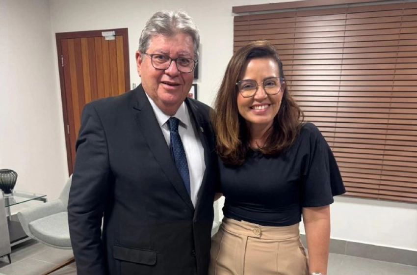 Imagem Ex-secretária Pollyanna ao lado de João Azevêdo